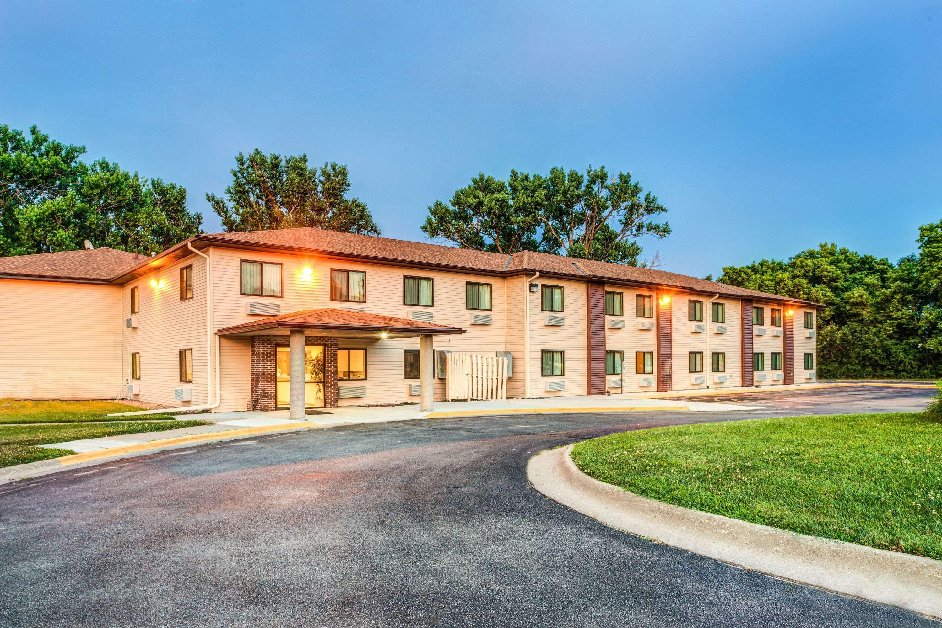 Super 8 By Wyndham Blair Hotel Exterior photo